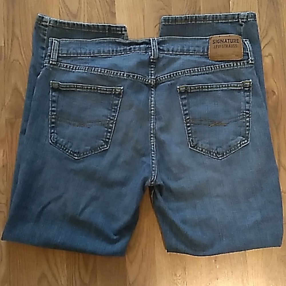 Signature Levi's Men's Relax Fit Blue Jeans. Size 36/30